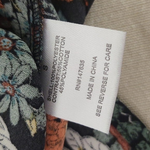 NWT  ROMEO AND JULIET COUTURE COLD SHOULDER SM Black Floral - Picture 10 of 10